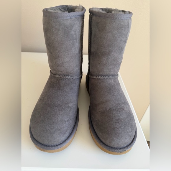 Ugg Classic Short II - Grey size 8 - Picture 2 of 13